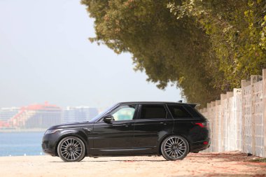 Range Rover Spor Güzeli Yakalandı, tam görünüm, açık hava 