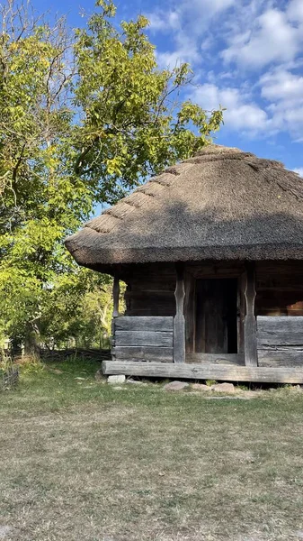 村にある古い木造の家 ウクライナの古い家 — ストック写真