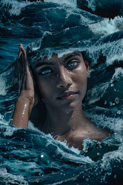 Όμορφη Γυναίκα Κύματα Του Ωκεανού Πορτρέτο — Φωτογραφία Αρχείου