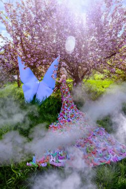 Bahar Sakura 'sında kelebekli güzel bir kadın