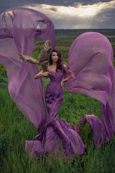 美丽的女人 穿紫色衣服的猫头鹰在自然界里 — 图库照片