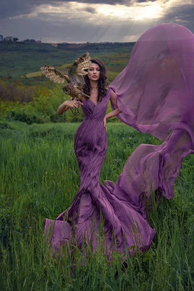 Belle Femme Avec Hibou Robe Violette Dans Nature — Photo