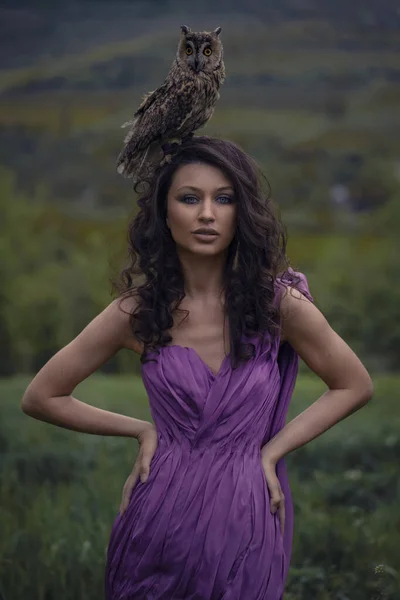 Красива Жінка Совою Фіолетовому Платті Природі — стокове фото