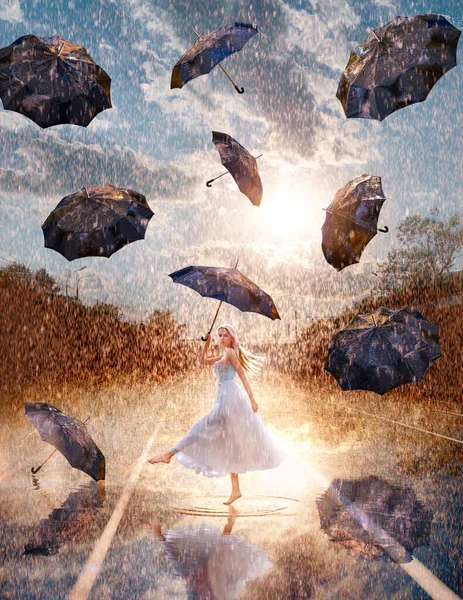 Krásná Žena Létajícími Deštníky Letním Dešti — Stock fotografie