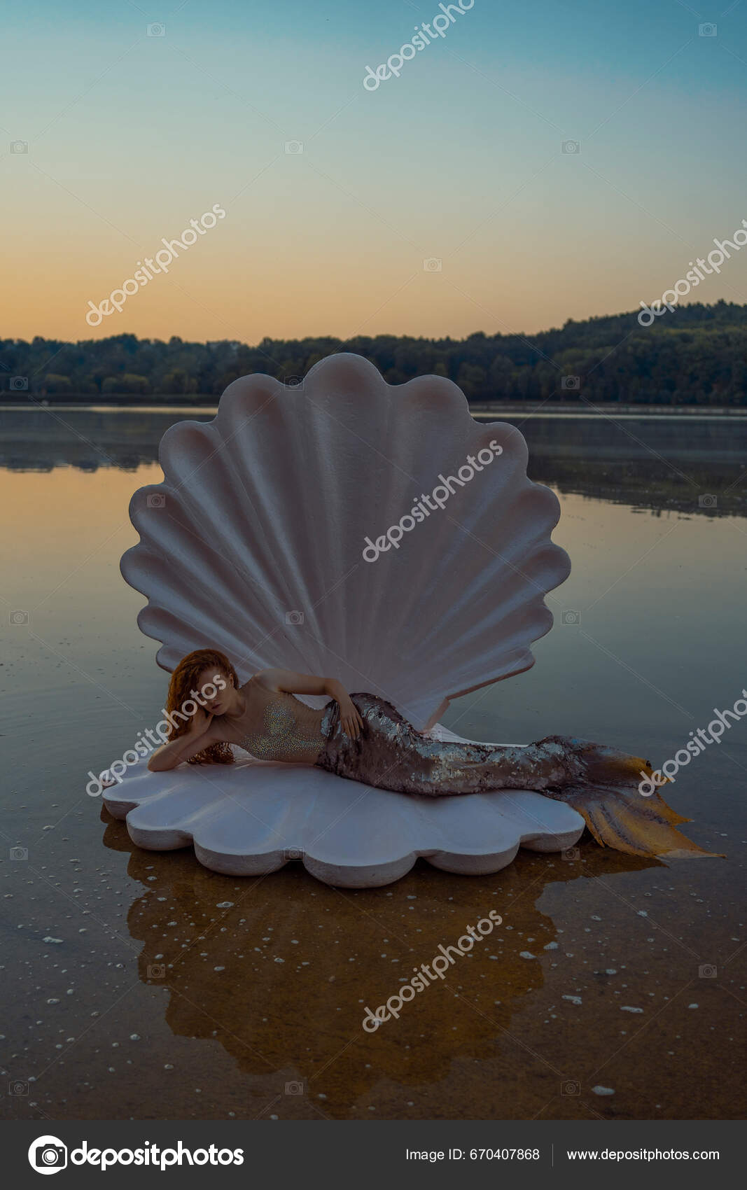 Belle Rousse Femme Comme Sirène Avec Coquillage Géant image libre de droit  par alexey.vladimir.bk.ru © #670407868