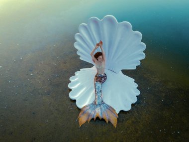 Devasa deniz kabuğu olan güzel kızıl saçlı kadın.