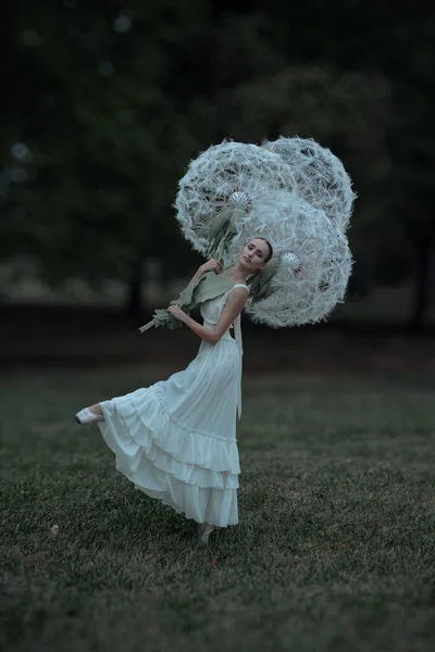 Bela Bailarina Com Flores Gigantes Dente Leão — Fotografia de Stock