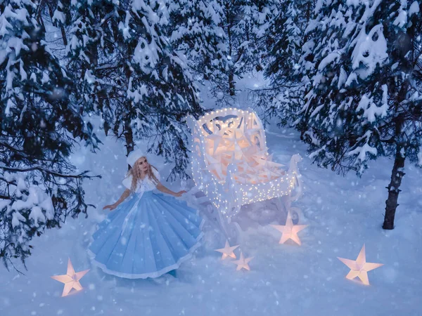 ソリと星が付いている雪の乙女として美しい女性 ロイヤリティフリーのストック写真