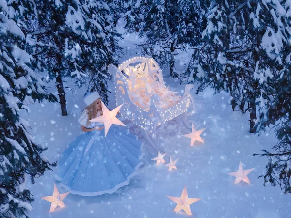 ソリと星が付いている雪の乙女として美しい女性 ストック画像