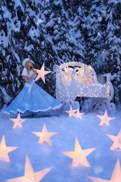 ソリと星が付いている雪の乙女として美しい女性 ストック写真