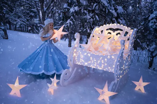 ソリと星が付いている雪の乙女として美しい女性 ストックフォト