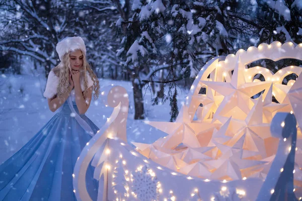 ソリと星が付いている雪の乙女として美しい女性 ストック画像