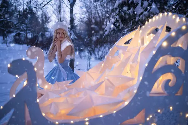 ソリと星が付いている雪の乙女として美しい女性 ロイヤリティフリーのストック画像