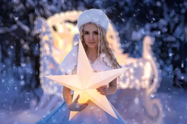 ソリと星が付いている雪の乙女として美しい女性 ストックフォト