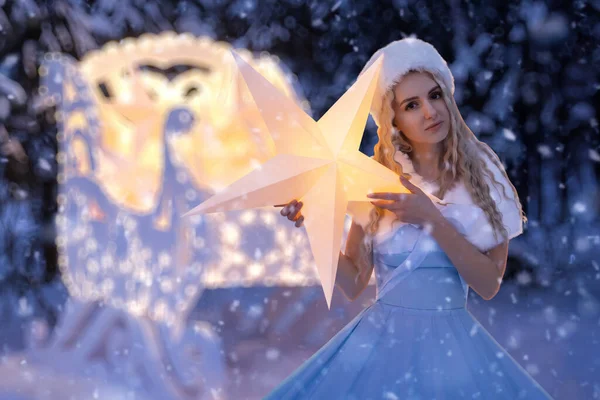 ソリと星が付いている雪の乙女として美しい女性 ロイヤリティフリーのストック写真