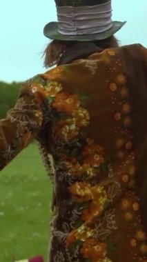 Doğada şapkası olan çılgın şapkacı kadar güzel bir kadın.