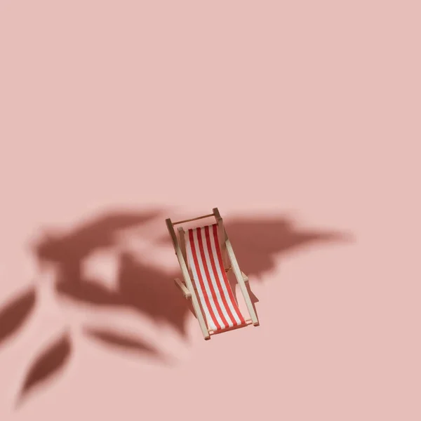 Ligstoel Schaduw Van Bladeren Een Roze Achtergrond Minimaal Zomerconcept — Stockfoto
