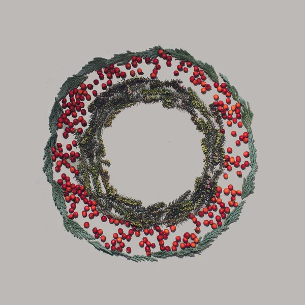 Kerstversiering Met Witte Achtergrond Wintergroene Bladeren Rode Bessen Tafel Flat — Stockfoto
