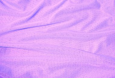 Mor örgü kumaşlı eski tarz bir konsept. Tek renkli arka plan. Retro moda estetiği.