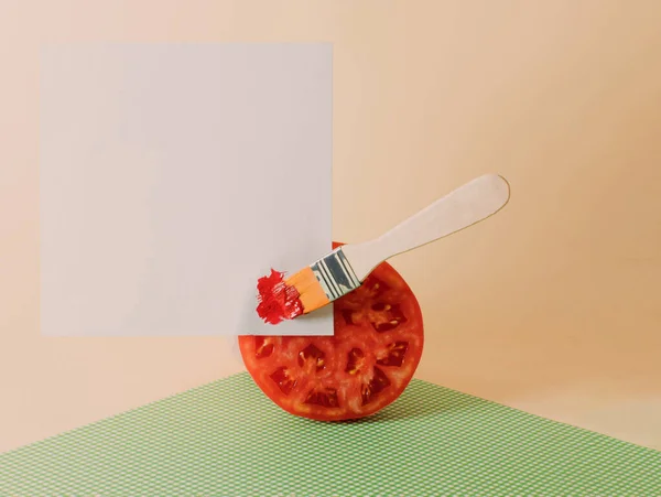 Minimaal Voedselconcept Met Verfborstel Tomaat Kopieerruimte Tegen Pastel Baige Achtergrond — Stockfoto
