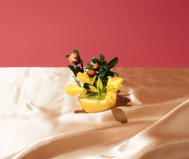 Yazın tropikal meyveler, çiçekler ve yapraklardan oluşan yaratıcı bir düzen. Güneşli gün yemekleri konsepti.