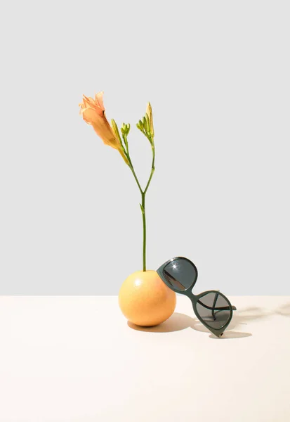 Creatieve Lay Out Gemaakt Van Zomerse Tropische Vruchten Bloemen Zonnebrillen — Stockfoto