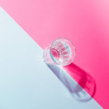 Pembe ve mavi arkaplandaki su camından küçük gölgeler. Yaz yaratıcı kavram.