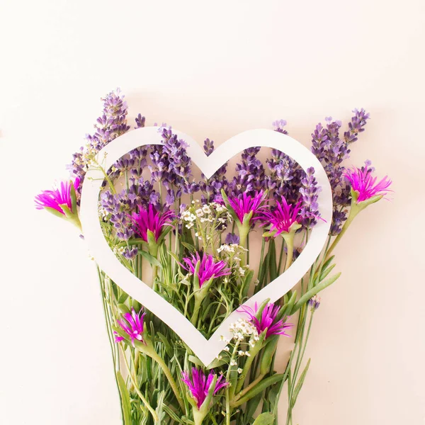 Tvůrčí Uspořádání Různých Květin Srdcem Kopírovat Prostor Plochá Kytice Koncept — Stock fotografie
