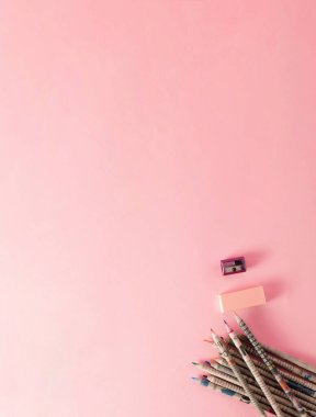 Pastel arka planda geri dönüşümlü kağıttan yapılmış okul boyalı kalemler. Minimum konsept sanat. Boşluğu kopyala.