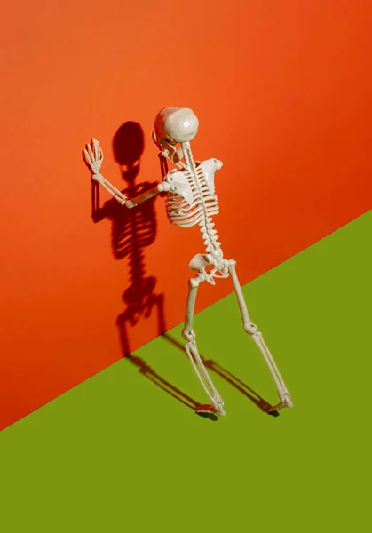 Людський Скелет Штовхає Помаранчеву Стіну Тіньовий Скелет Творча Концепція Хеллоуїна — стокове фото