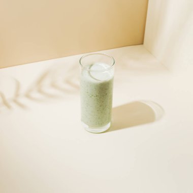 Bardakta Brokoli Smoothie. Yaratıcı kopya alanı olan en düşük yaz gölge konsepti.