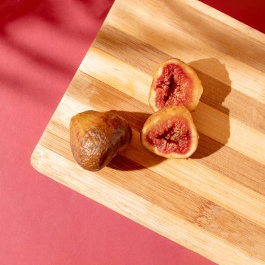 Masada olgun incirler var. Düz yatıyordu.