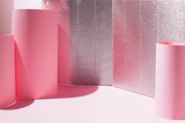 Parlak gümüş ve pastel pembe arka plan. Kutlamalar ve kopyalama alanı için yaratıcı bir kavram