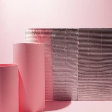 Parlak gümüş ve pastel pembe arka plan. Kutlamalar ve kopyalama alanı için yaratıcı bir kavram