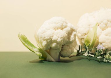 Karnabahar biberiye detaylarıyla yakın plan. Sağlıklı gıda konsepti