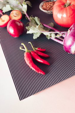 Sağlıklı kırmızı organik sebzeler ve meyveler. Yaratıcı minimalist yakın çekim konsepti. Düz yatıyordu