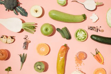 Sağlıklı yeşil ve turuncu organik sebze ve baharatlar. Yaratıcılık gıda konsepti. Düz yatıyordu