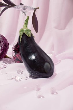 Hafif menekşe arkaplana karşı patlıcan yerleştirmek için. Sağlıklı gıda konsepti. Yakın plan. Durgun hayat