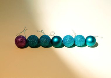 Işık arka planına karşı Noel süslemesinden yapılmış yaratıcı bir tasarım. Tatil kavramı.