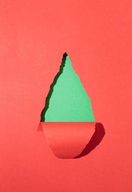 Kırmızı ve yeşil kağıttan yapılmış bir Noel ağacı. Kopya alanı olan en küçük Noel arkaplanı.