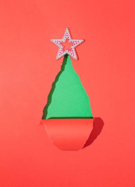 Yıldızlı kırmızı ve yeşil kağıttan yapılmış bir Noel ağacı. Kopya alanı olan en küçük Noel arkaplanı.