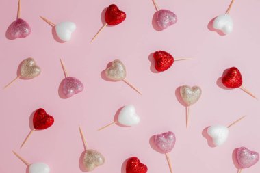 Yaratıcı parıltılı kalp lolipop deseni. Sevgililer Günü için konsept. Düz yatıyordu. Boşluğu kopyala
