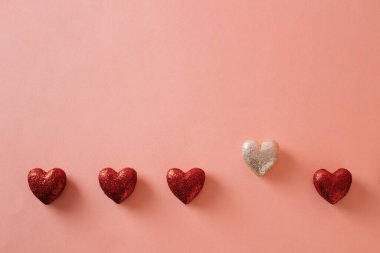 Pembe arka planda parlayan parlak ve kırmızı kalbin üç boyutlu kopyası. Sevgililer Günü kutlaması konsepti.