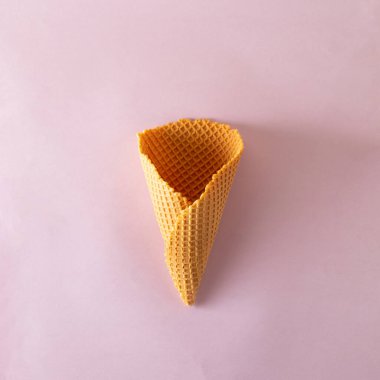 Leylak renginde dondurma külahı. Minimum yaz konsepti. Düz yatıyordu.