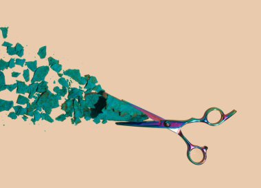 Pembe arka planda makas ve kırık mavi dondurma külahı. Düz yatıyordu