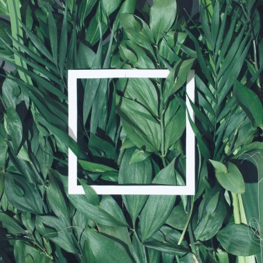 Çiçeklerden ve kağıt kart notlu yapraklardan oluşan yaratıcı bir düzen. Düz yatıyordu. Doğa konsepti