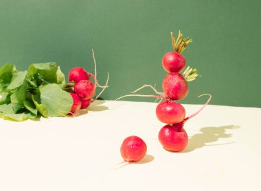 Yeşil kontrastlı taze turp kökleri. Yaratıcı minimalist kavram