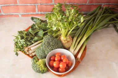 Yerel organik, taze sebzelerin açısı. Sağlıklı gıda malzemeleri kavramı