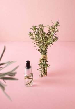 Pembe masanın üzerinde pipeti olan biberiye ve biberiye. Yaratıcı minimalist kavram. Boşluğu kopyala