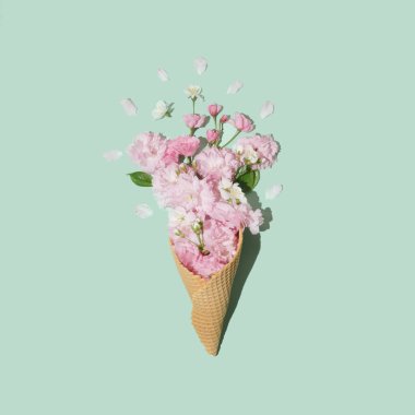 Naneli japon kiraz çiçekli dondurma külahı. Minimum yaz bezi.